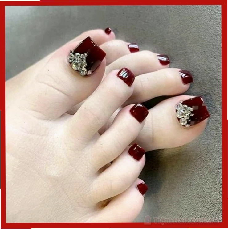 Mẫu móng chân đẹp màu đỏ rượu xinh xắn