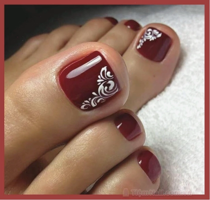 Mẫu móng chân đẹp màu đỏ vẽ hoa đẹp