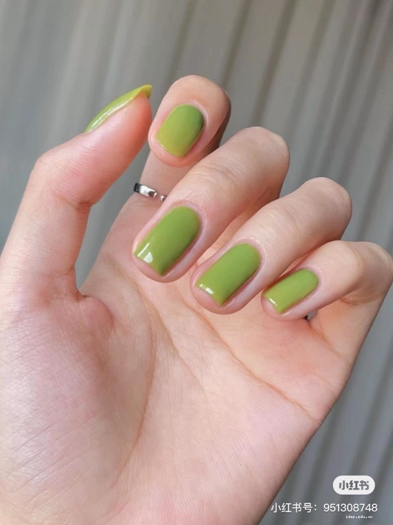 Mẫu móng chân đẹp màu xanh rêu với thiết kế tối giản