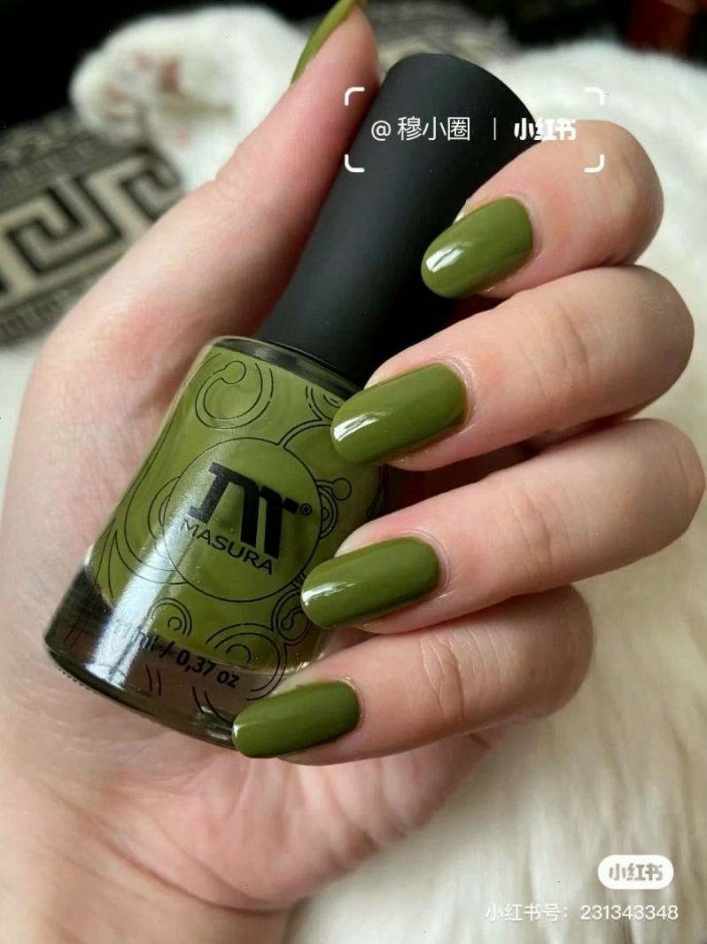Mẫu móng chân đẹp màu xanh với các chi tiết trang trí nhỏ