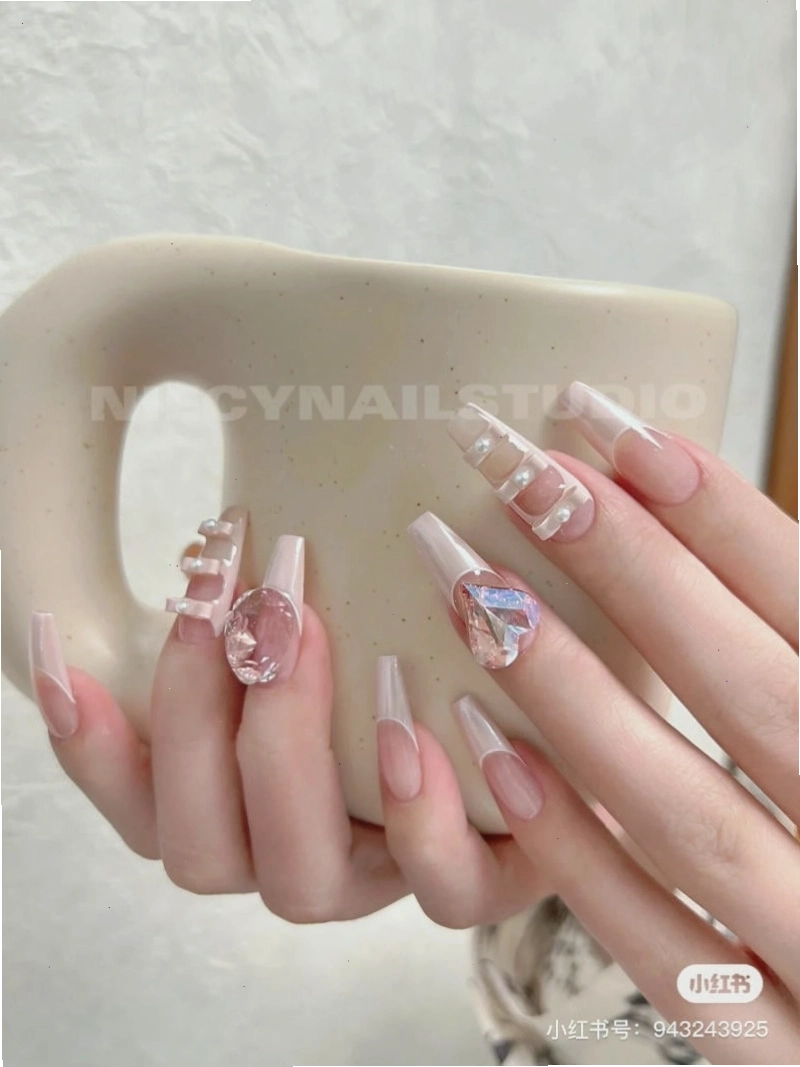 Mẫu nail chấm bi nhỏ xinh