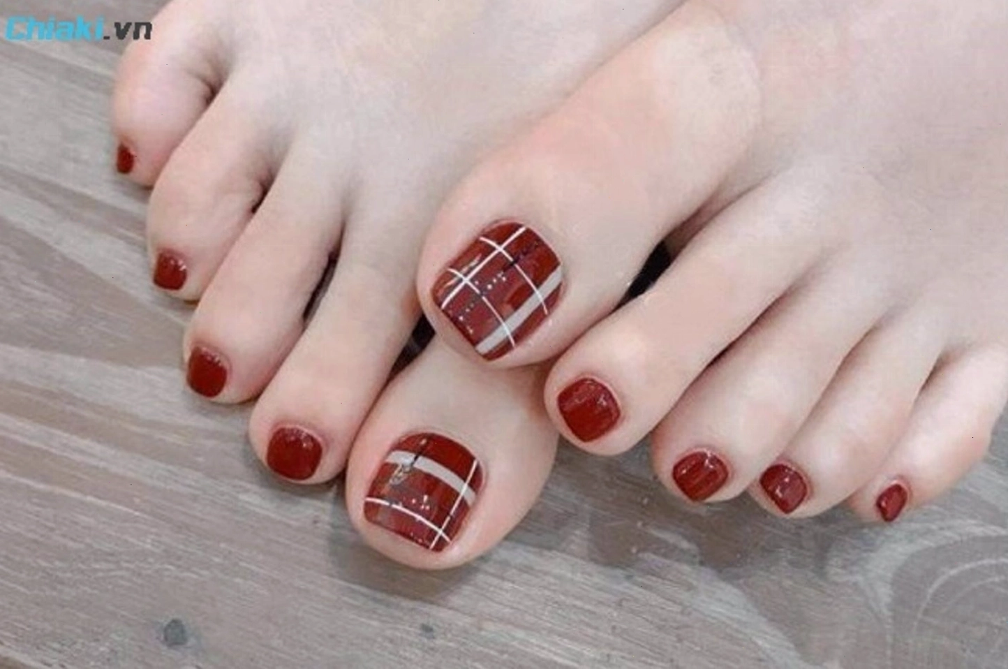 Mẫu nail chân đẹp màu trắng sữa kết hợp tone nude
