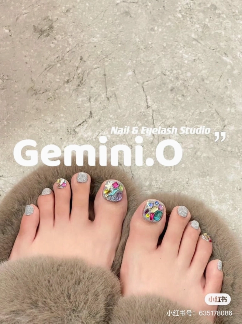 Mẫu nail chân đính đá cho dịp lễ hội
