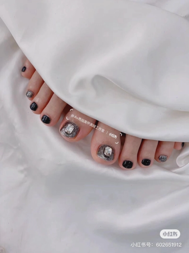 Mẫu nail chân đính đá đơn giản với một viên đá