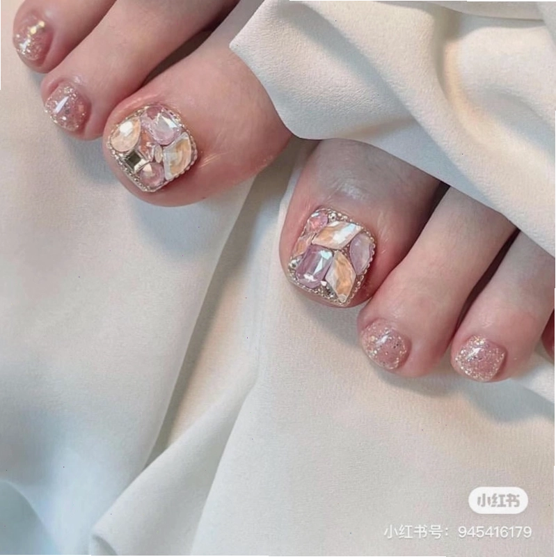 Mẫu nail chân đính đá sang chảnh với đá bản lớn