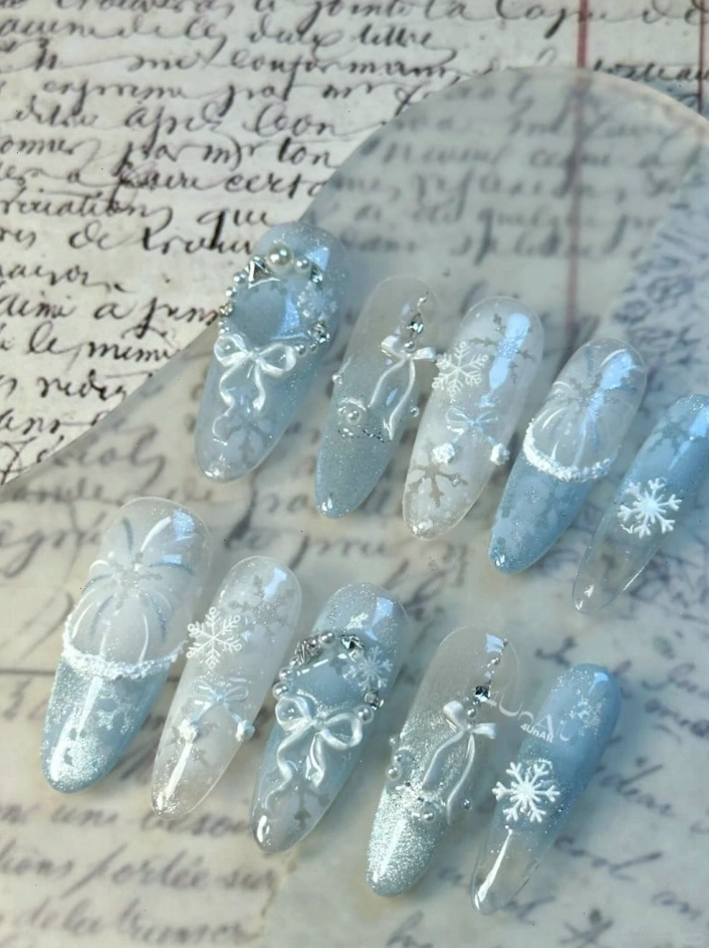 Mẫu nail chân mắt mèo xanh dương pastel với ánh kim lấp lánh