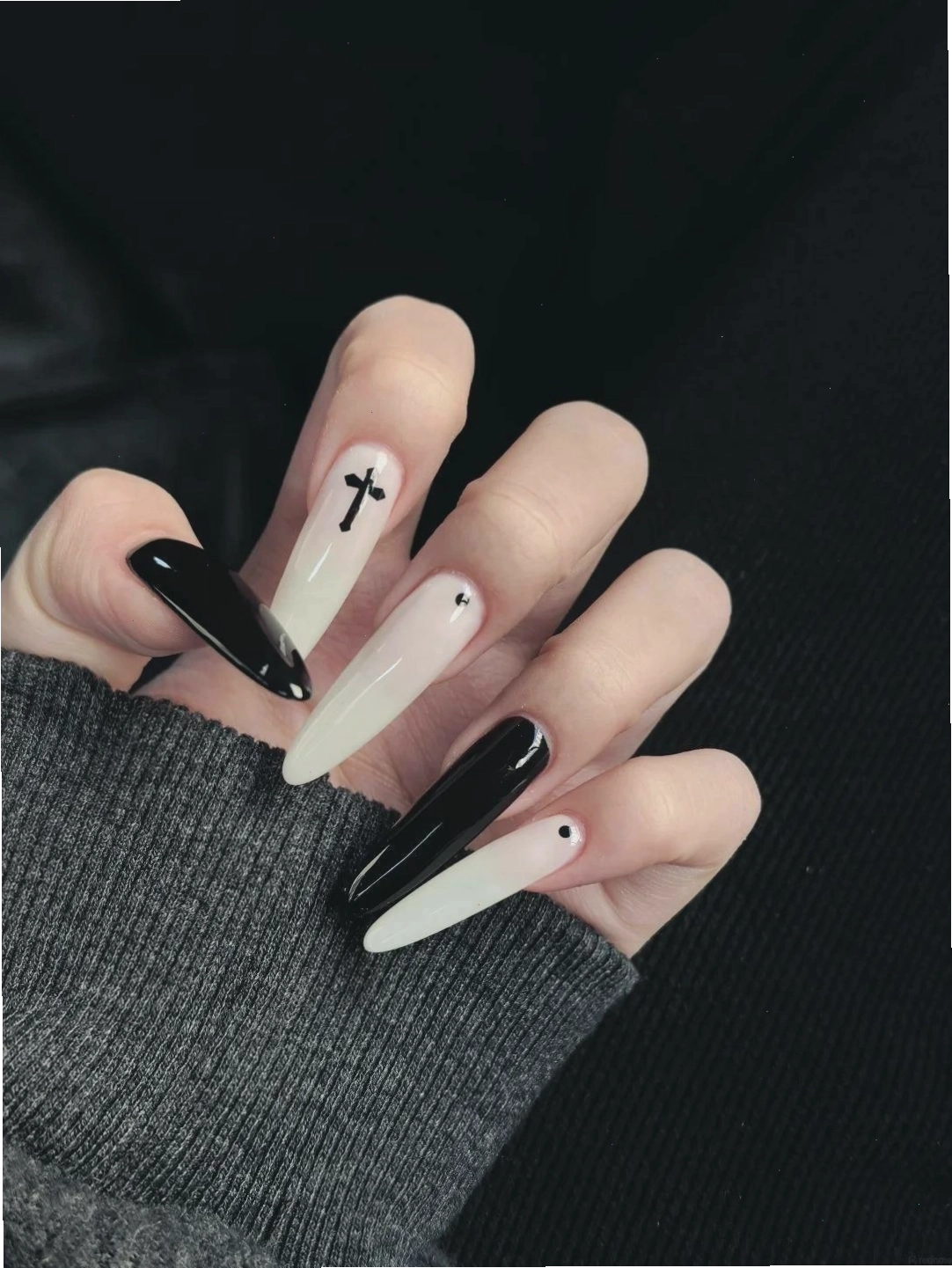 Mẫu nail chân màu đen bóng đơn giản nhưng đầy cuốn hút