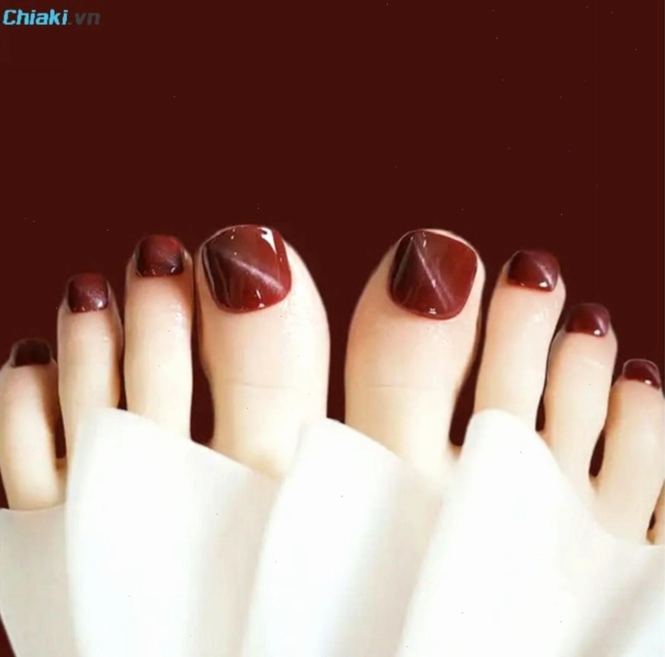 Mẫu nail chân màu trắng sữa đính đá lấp lánh sang trọng