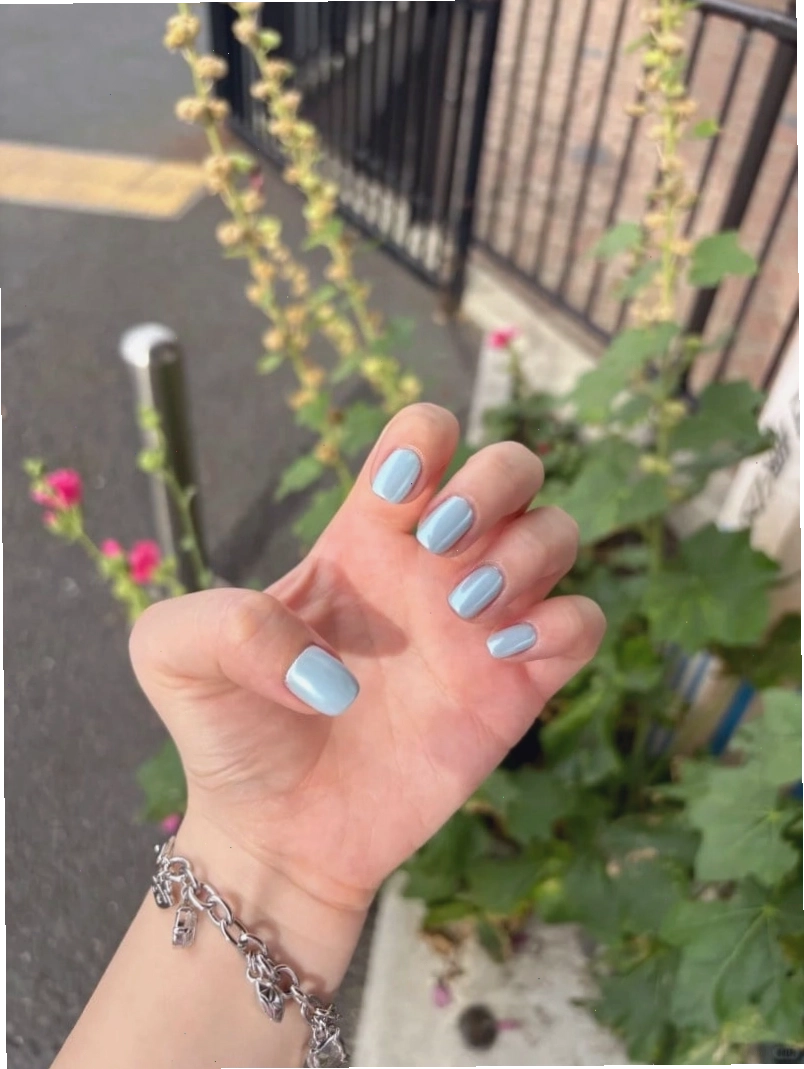 Mẫu nail chân màu xanh dương đậm trơn bóng quyến rũ