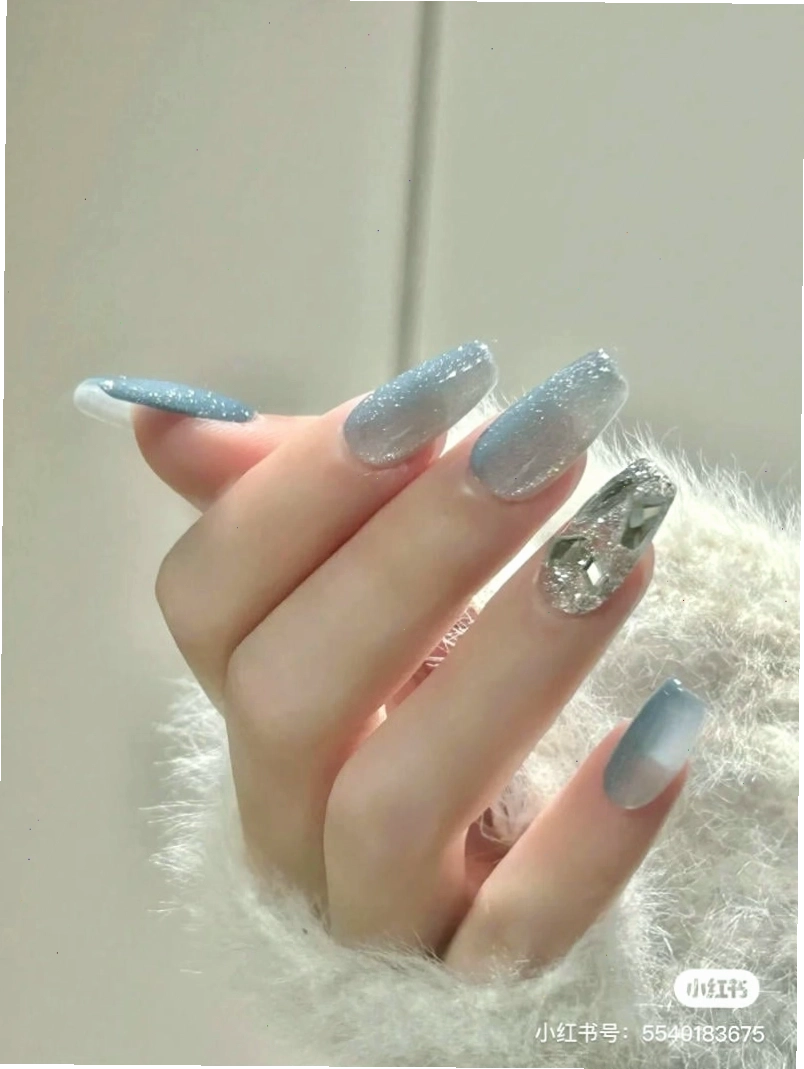 Mẫu nail chân màu xanh dương nhạt vẽ hoa văn đơn giản