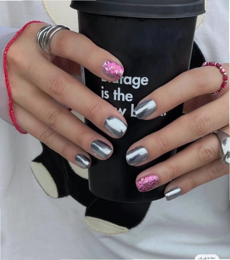 Mẫu nail chân tráng gương bạc đơn giản mà cuốn hút