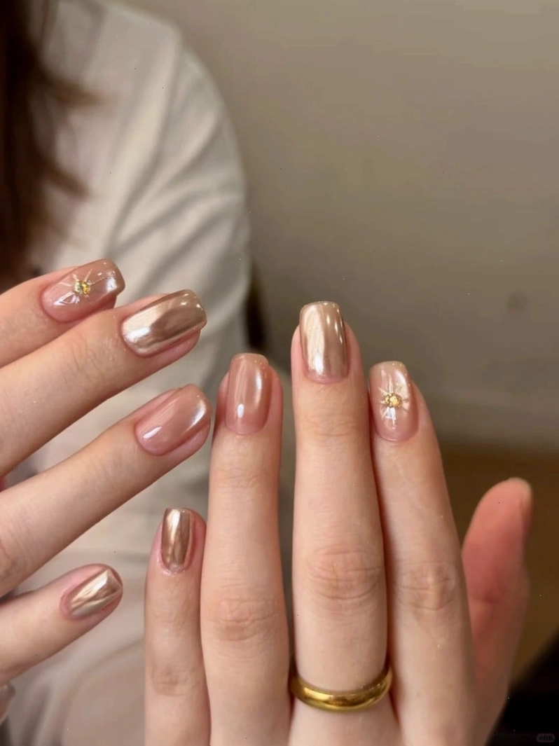 Mẫu nail chân tráng gương kết hợp ngọc trai sang trọng