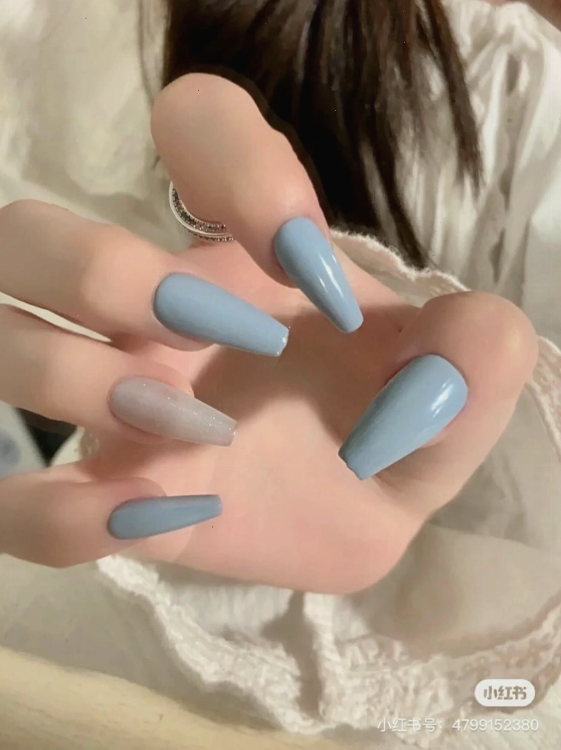 Mẫu nail chân xanh dương đơn giản nhưng tinh tế