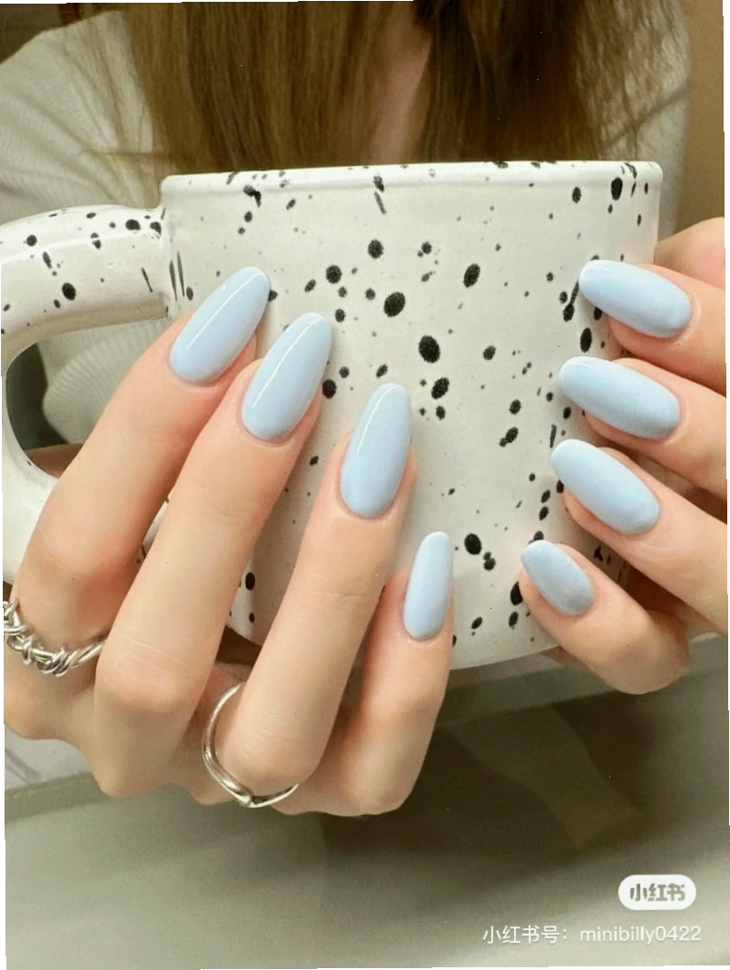 Mẫu nail chân xanh dương phối cùng họa tiết bướm