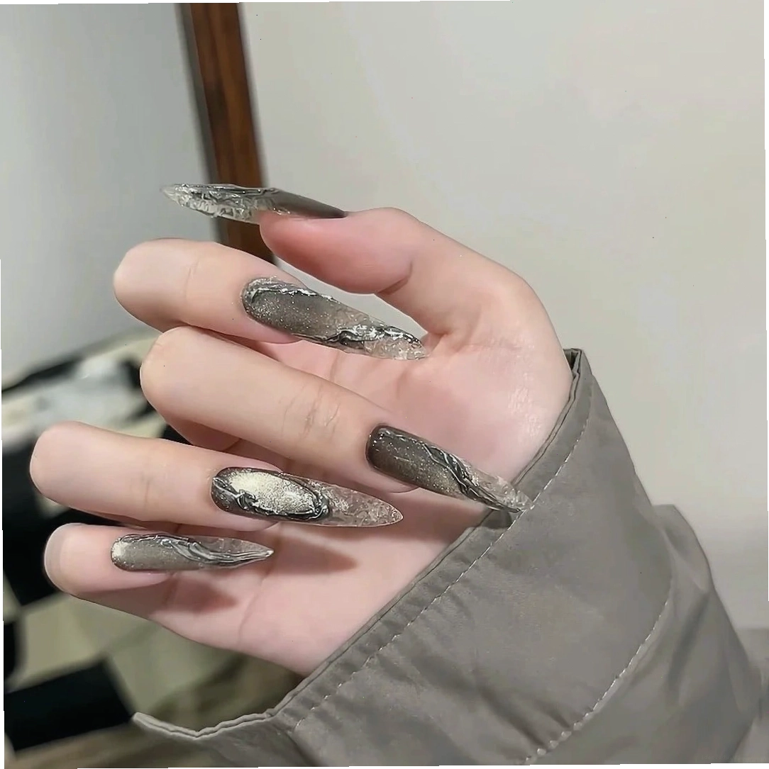 Mẫu nail đen trắng với họa tiết hình học độc đáo
