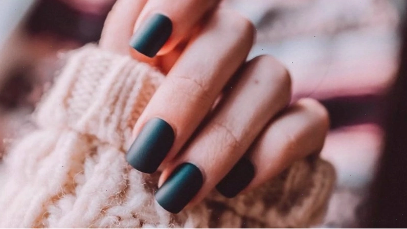 Mẫu nail đen trơn sang trọng, phủ bóng ấn tượng