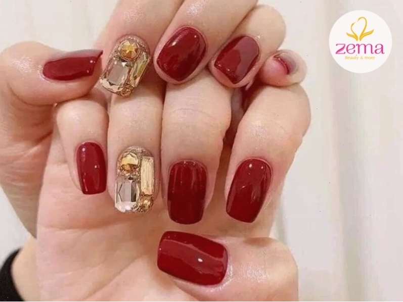 Mẫu nail đỏ rượu đính kèm đá lấp lánh sang trọng và quyền quý
