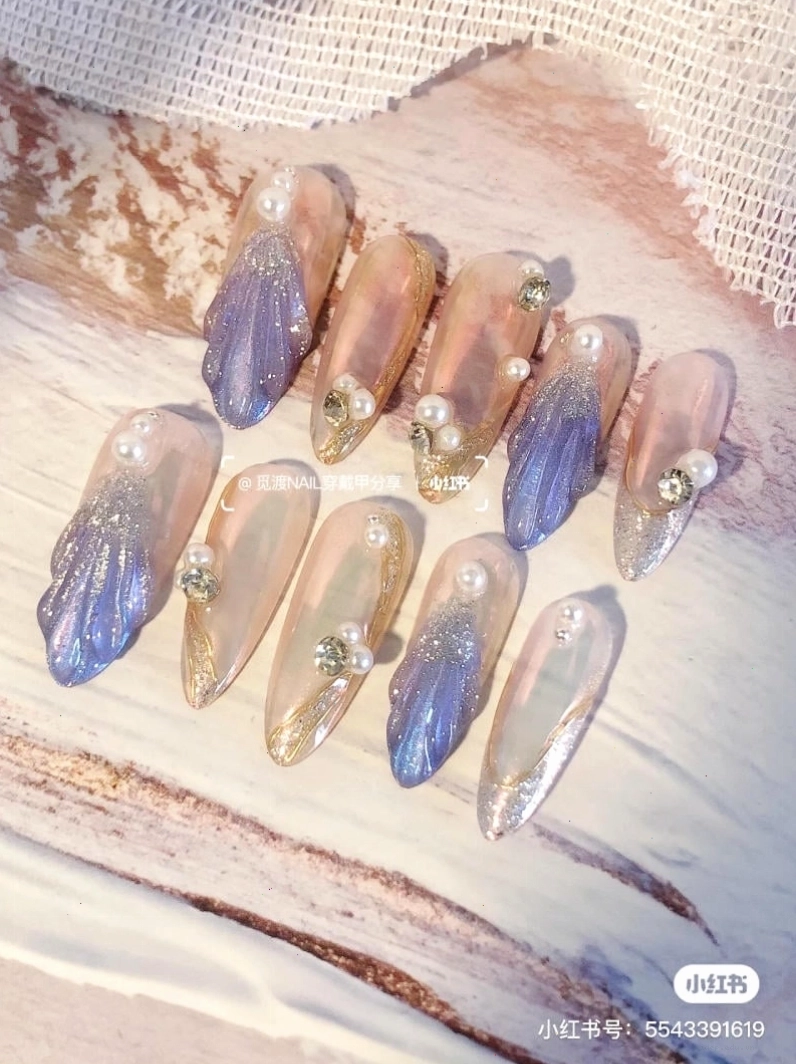 Mẫu nail đơn giản đính đá nhỏ sang trọng