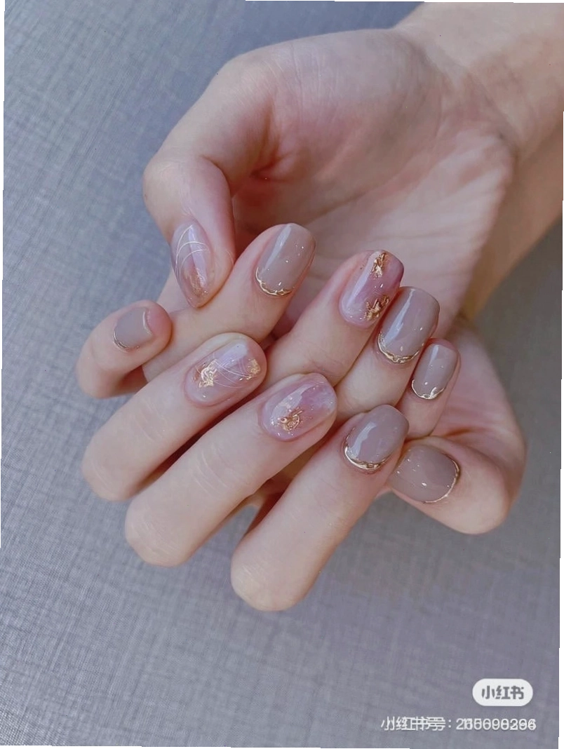 Mẫu nail đơn giản với đường kẻ ngang