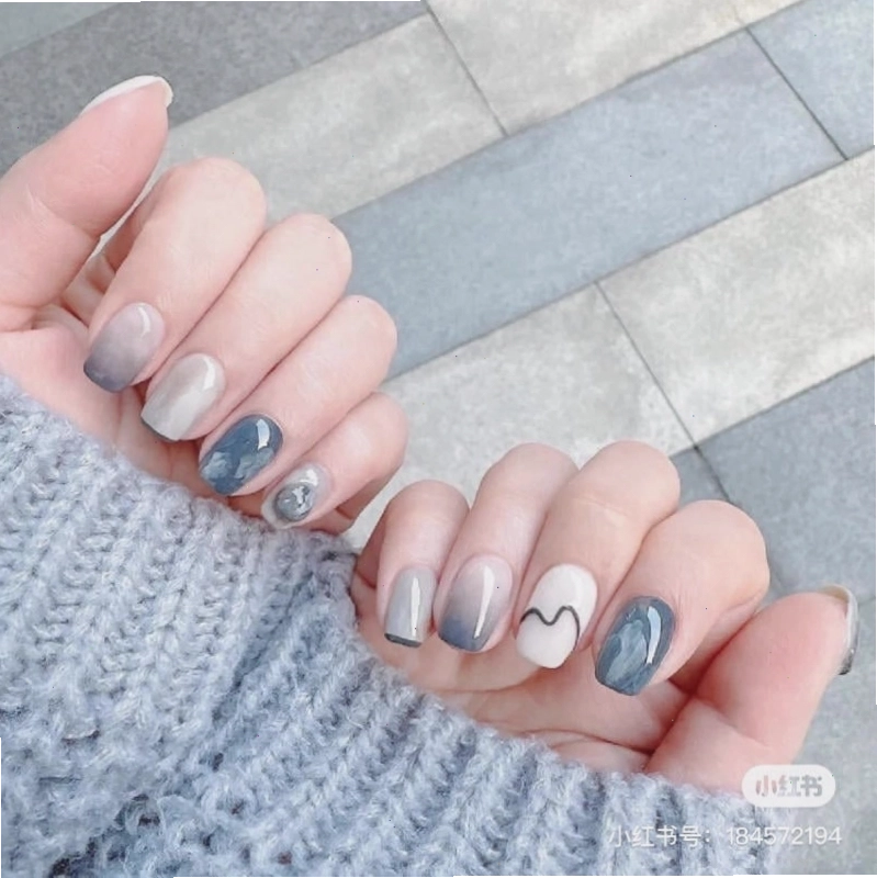 Mẫu nail kẻ sọc đơn giản màu sắc tươi tắn
