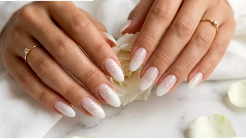 Mẫu nail kim tuyến đầu móng với hiệu ứng ombre tinh tế