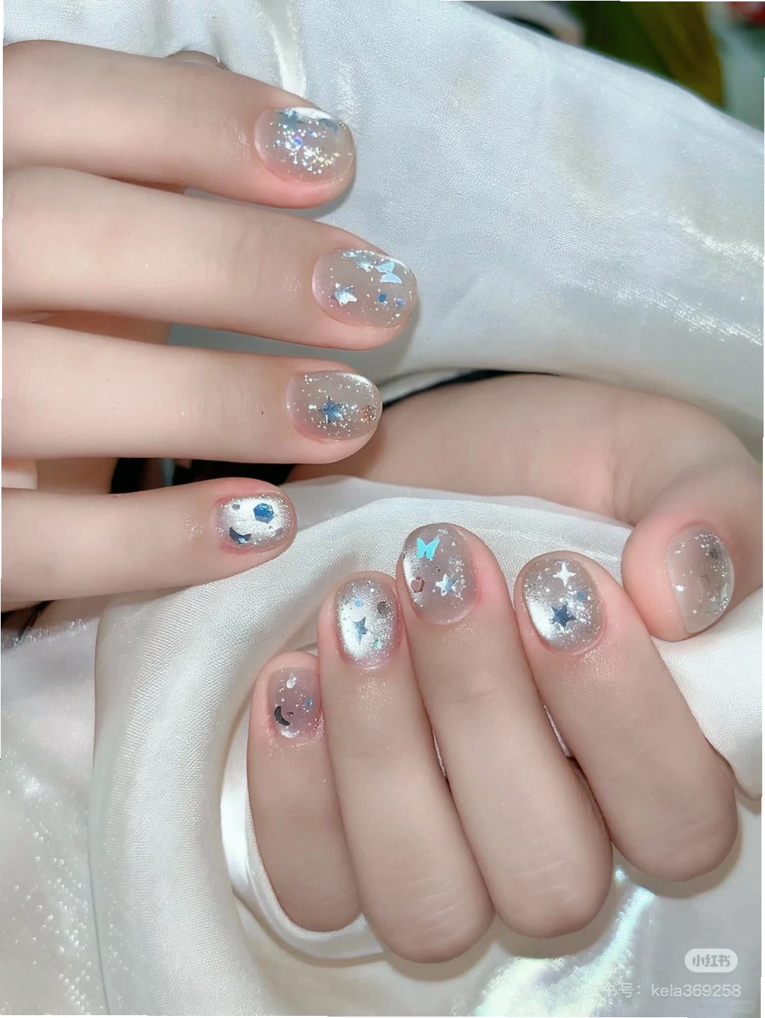 Mẫu nail kim tuyến lấp lánh phù hợp cho các buổi tiệc tùng