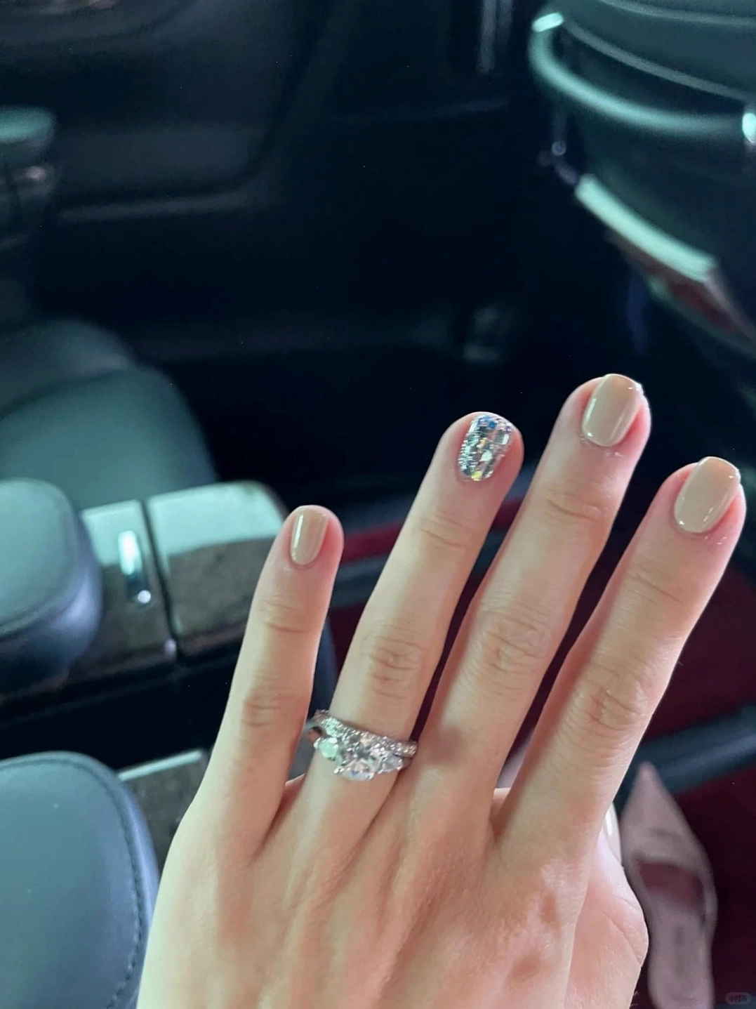 Mẫu nail kim tuyến màu pastel dịu dàng và nữ tính