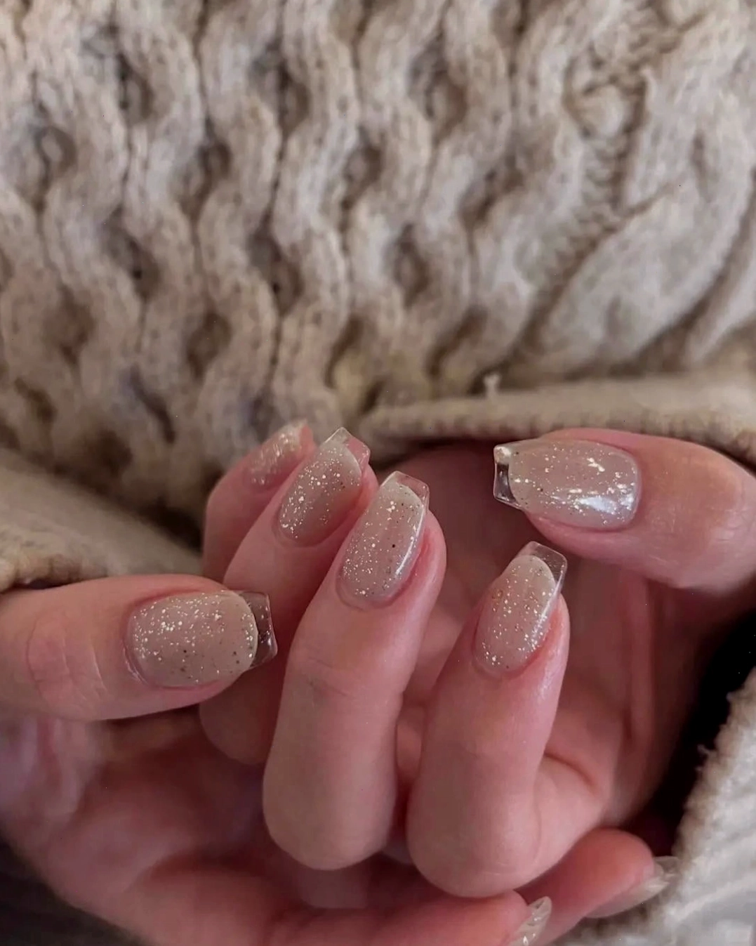 Mẫu nail kim tuyến màu sắc nổi bật và trẻ trung