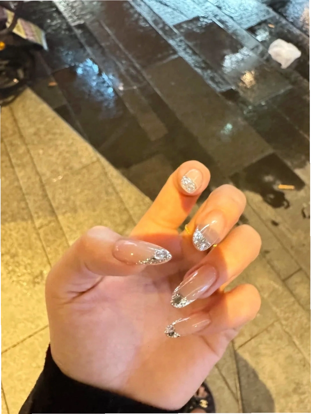 Mẫu nail kim tuyến với các họa tiết tinh tế