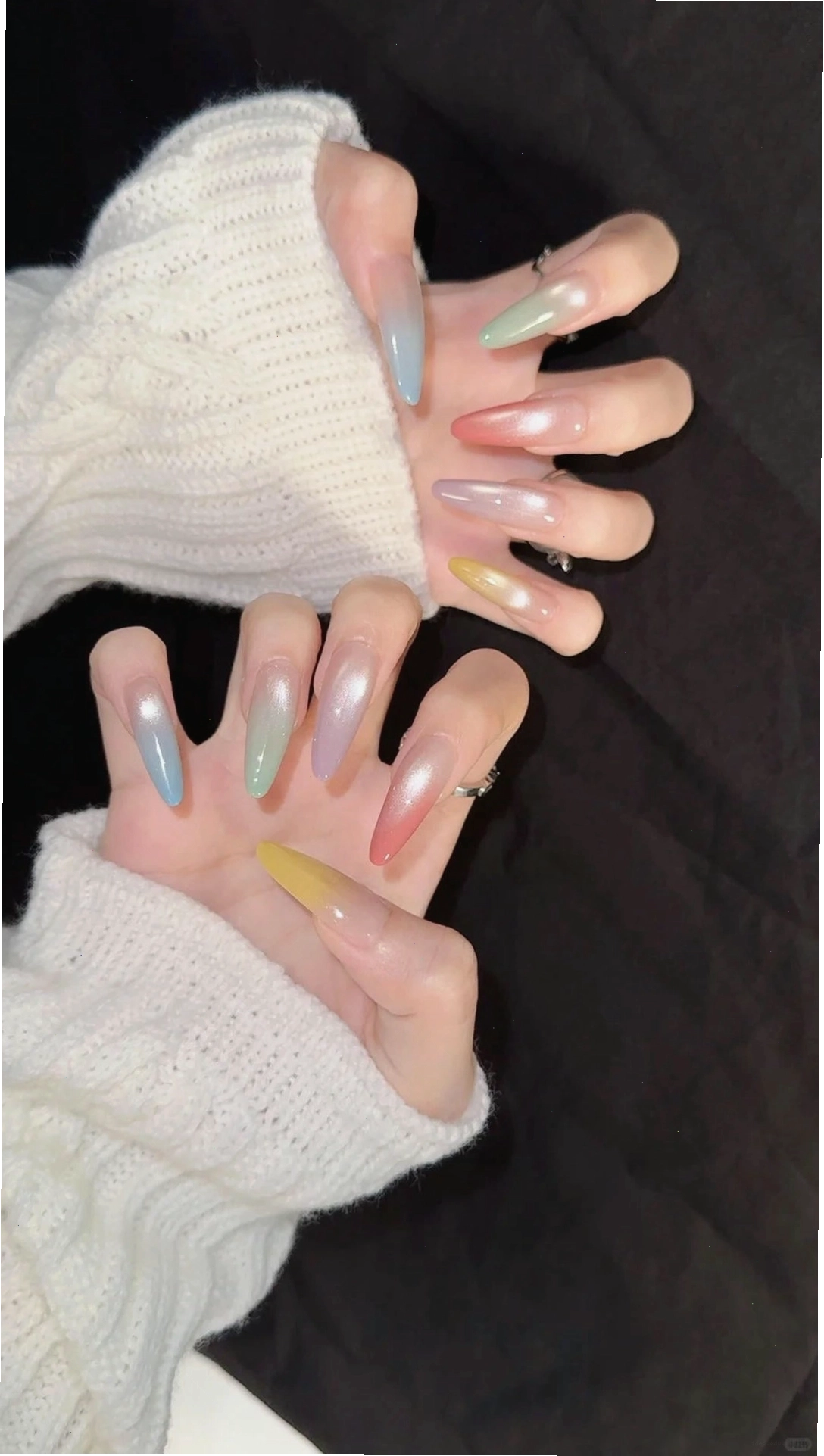 Mẫu nail kim tuyến với phong cách tối giản và sang trọng