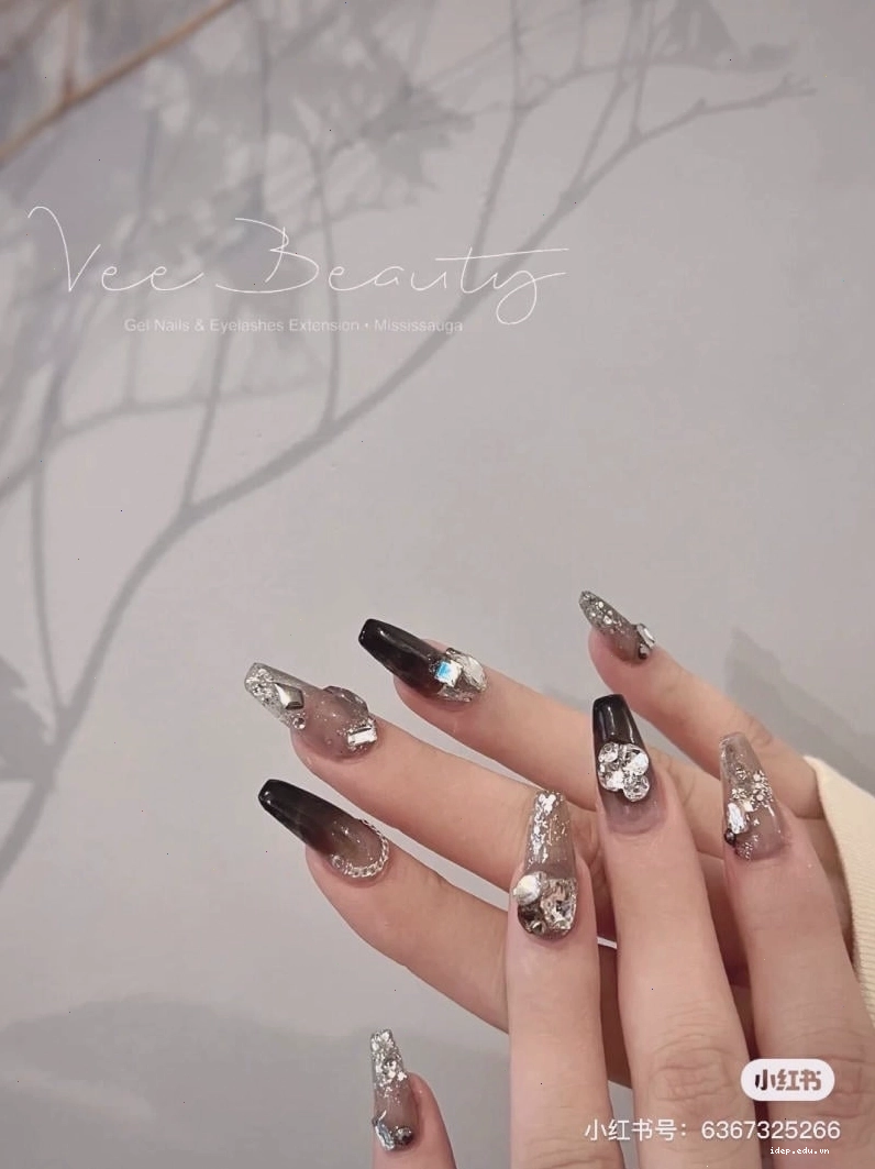 Mẫu nail mắt mèo kim cương hồng nhẹ nhàng và nữ tính