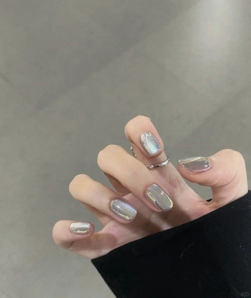 Mẫu nail mắt mèo kim cương trắng với họa tiết hoa tinh tế