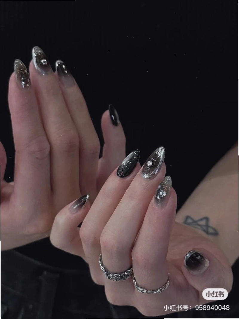 Mẫu nail mắt mèo màu hồng cánh sen nổi bật với ánh kim lấp lánh