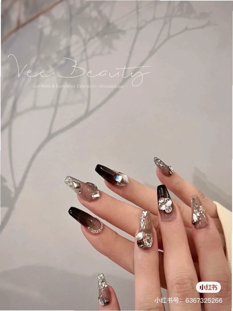 Mẫu nail mắt mèo màu hồng pastel với họa tiết trái tim nhỏ