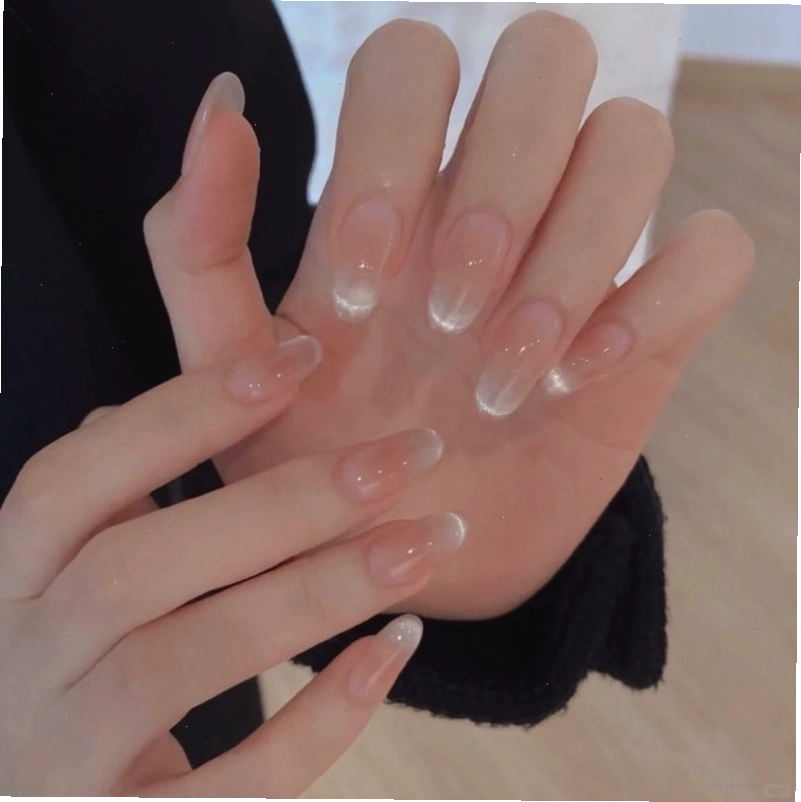 Mẫu nail mắt mèo màu nude kết hợp viền đen tinh tế