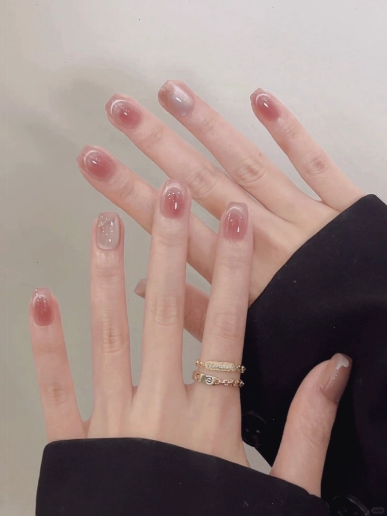Mẫu nail mắt mèo màu nude sang trọng, phù hợp với mọi phong cách