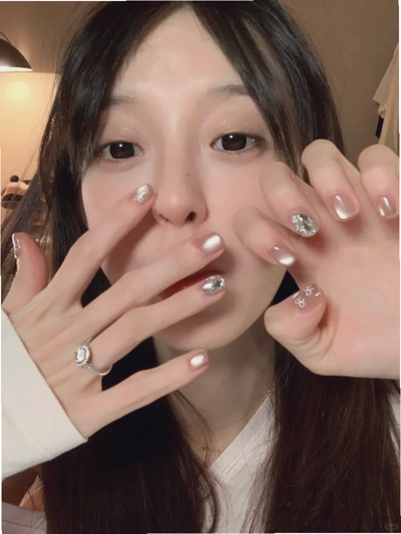 Mẫu nail mắt mèo màu tím pastel dịu dàng cho chân