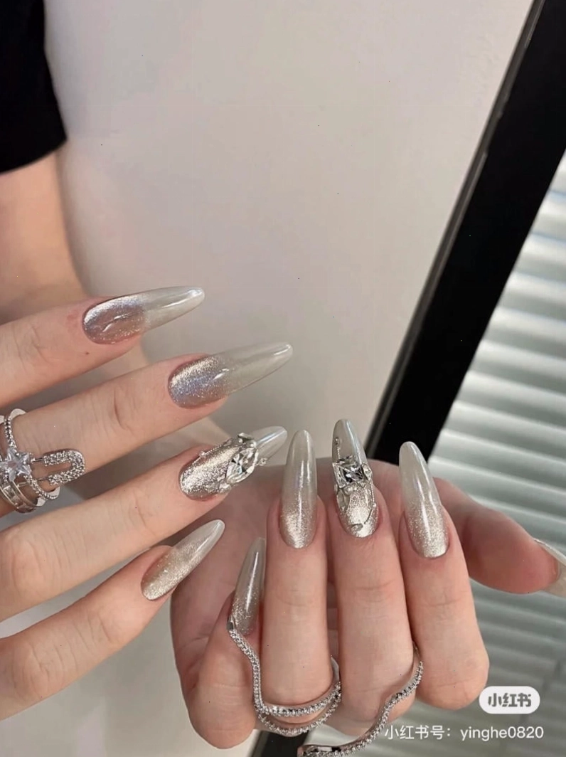 Mẫu nail mắt mèo trắng trơn đơn giản nhưng sang trọng
