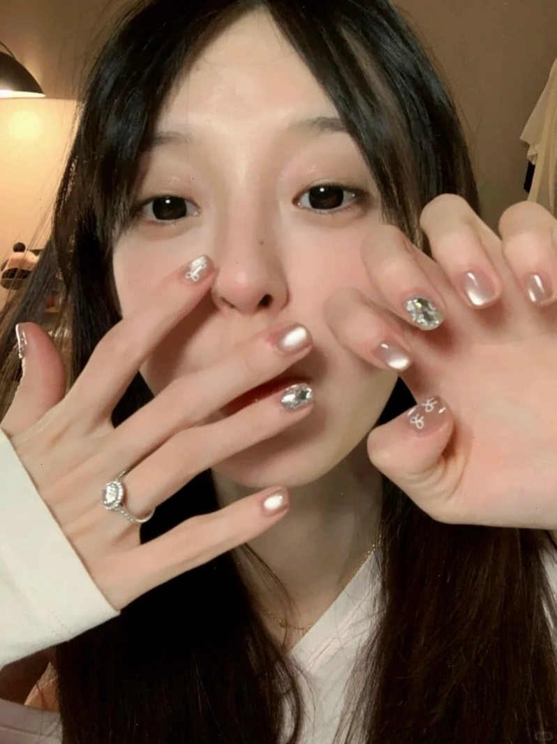 Mẫu nail mắt mèo với đá đính sang trọng