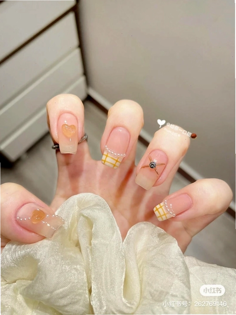 Mẫu nail màu đỏ rượu quyến rũ