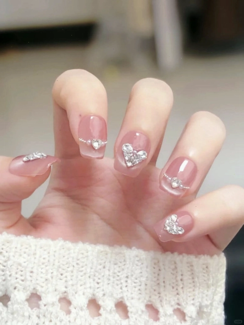 Mẫu nail màu hồng thạch đính đá lấp lánh và sang trọng