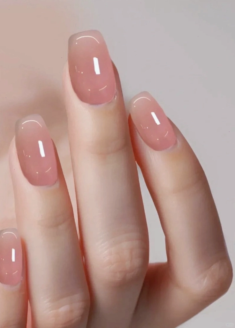 Mẫu nail màu hồng thạch trơn nhẹ nhàng và thanh lịch