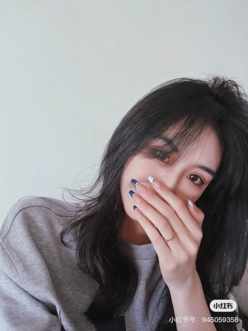 Mẫu nail sơn đầu móng trắng trên nền sơn thạch hồng
