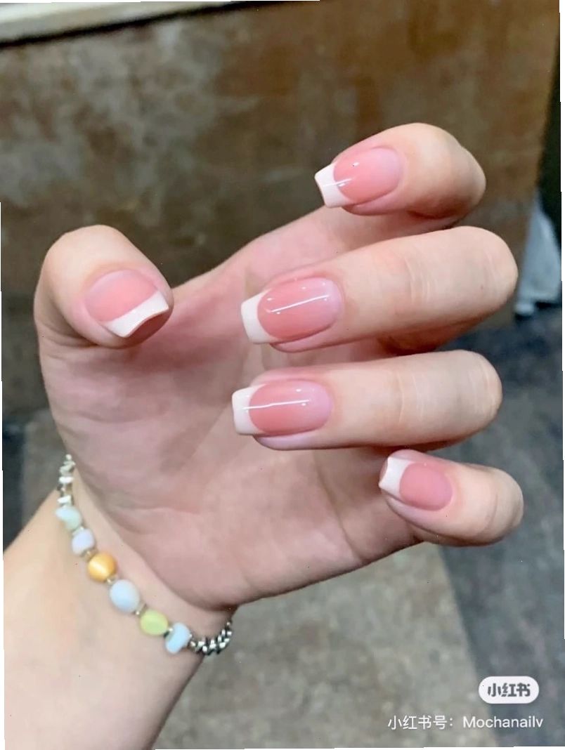 Mẫu nail sơn đầu móng trắng với đường cong mềm mại