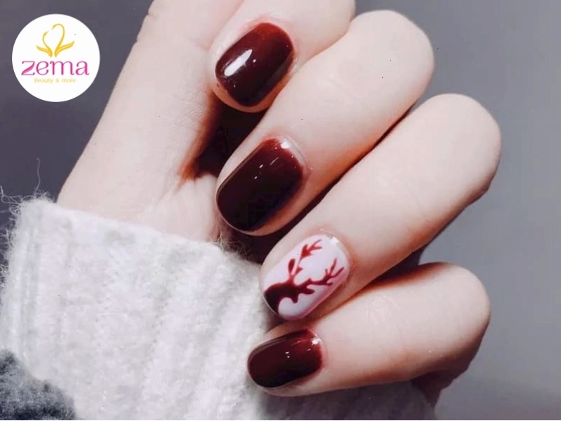 Mẫu nail tay màu đỏ rượu vang trầm hướng đến sự nữ tính và đầy quyến rũ