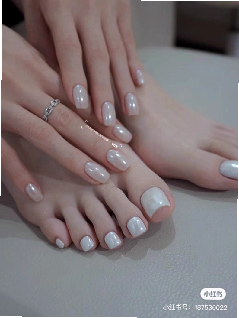 Mẫu nail tay trắng mắt mèo sang chảnh