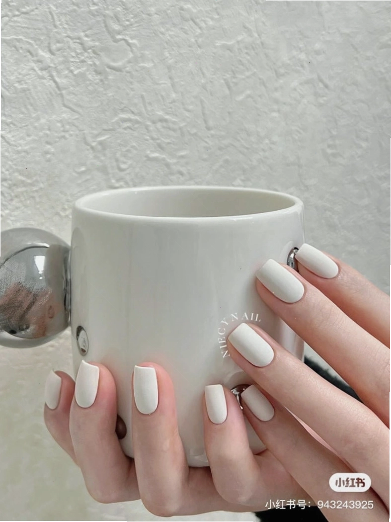 Mẫu nail tay trắng trơn bóng
