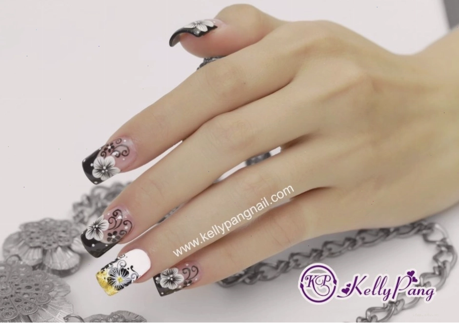 Mẫu nail Tết với gam màu đỏ may mắn và họa tiết hoa đào