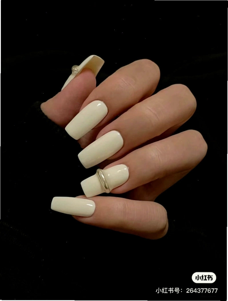Mẫu nail trắng kết hợp với màu xanh pastel nhẹ nhàng