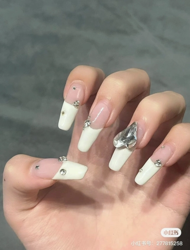 Mẫu nail trắng kiểu Pháp (French tips) hiện đại